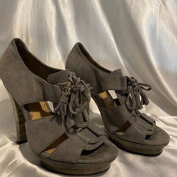 Coach heels 7.5- worn once! Very good condition - Picture 3 of 14